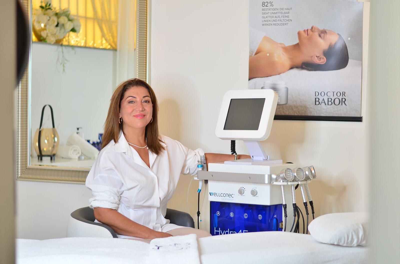 Microneedling Behandlung bei Beauty Biene